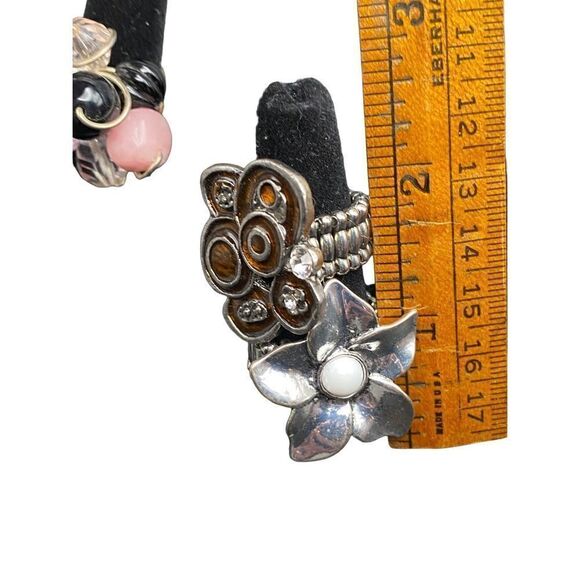 Lot of four rings two stretchy and two silver tone wire brown enamel, silver flo - Picture 6 of 7